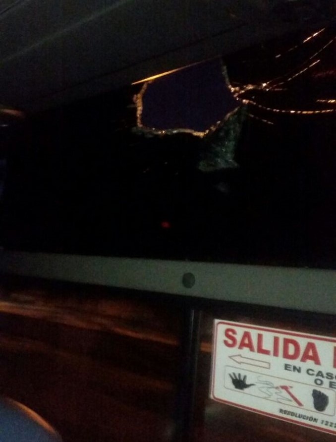 FOTOS: Suspendieron Junior-Pasto por ataque al bus de los visitantes 5 bus pasto 3