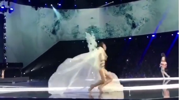 VIDEOS: Un ángel se cayó en el desfile de Victoria’s Secret pero otra modelo llegó al rescate