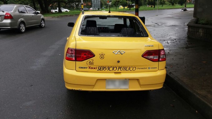 Denuncian daños a taxi que no participó en las manifestaciones