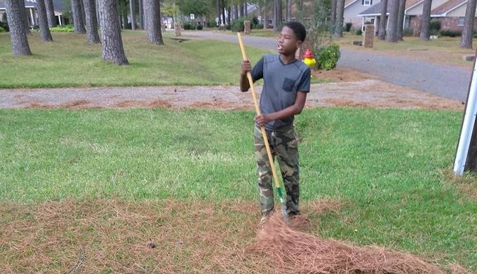 Hijo de Demetris Payne. La madre le dio una tremenda lección y le ordenó limpiar ocho patios de la vecindad/ Tomada de Facebook: Demetris Payne