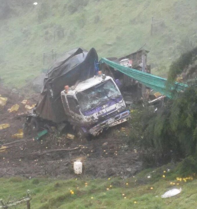 Cerrada vía La Línea por deslizamientos de tierra. Una persona resultó herida