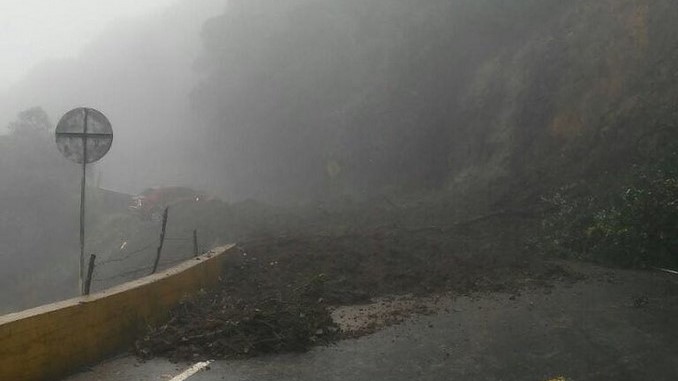Cerrada vía La Línea por deslizamientos de tierra. Una persona resultó herida