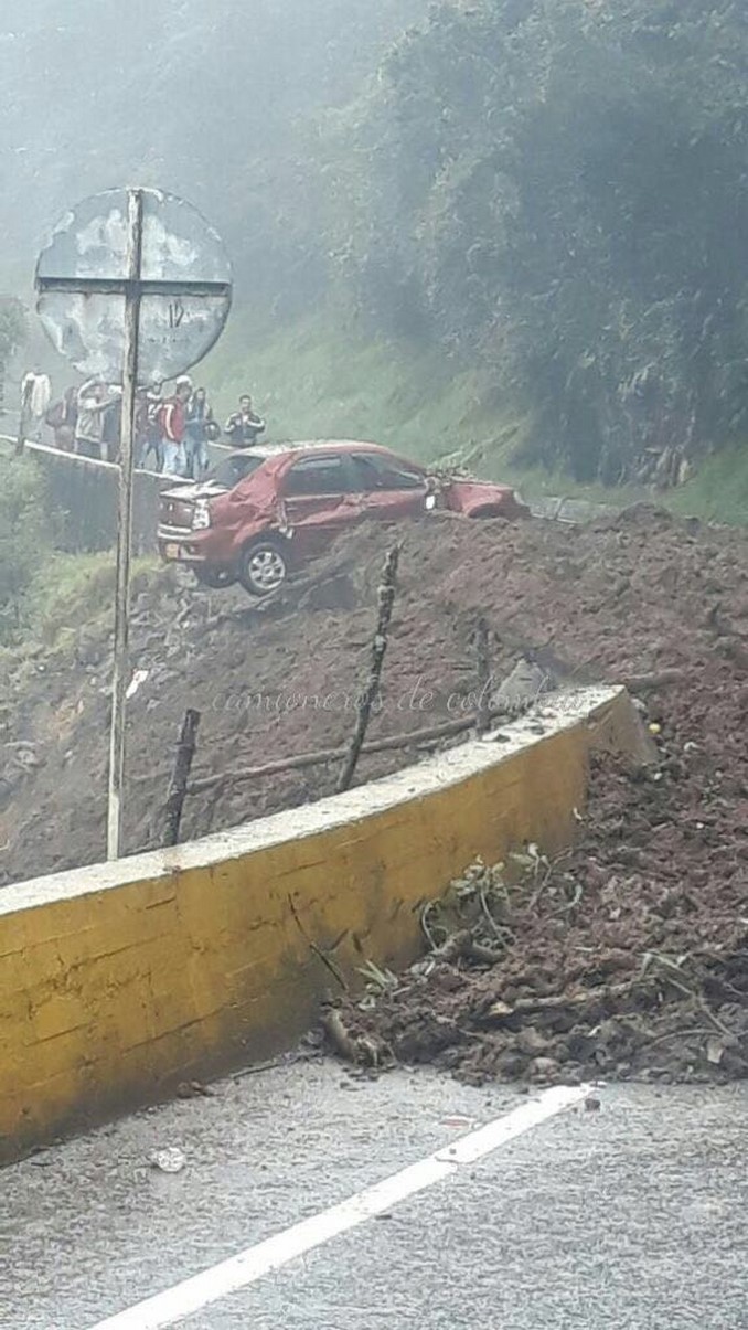 Cerrada vía La Línea por deslizamientos de tierra. Una persona resultó herida