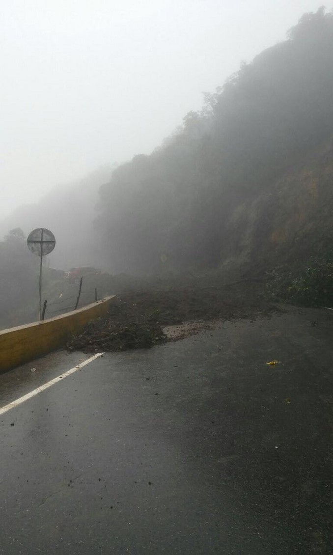 Cerrada vía La Línea por deslizamientos de tierra. Una persona resultó herida