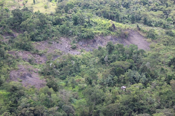 Fuerza Aérea sobrevuela las zonas en Tolima y Cundinamarca afectadas por deslizamientos y crecientes