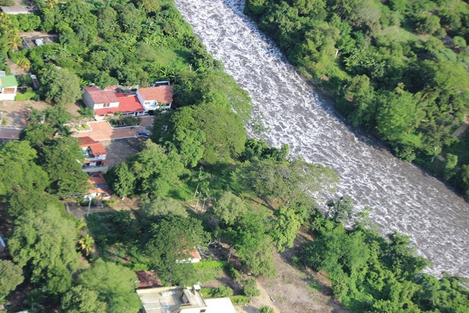 Fuerza Aérea sobrevuela las zonas en Tolima y Cundinamarca afectadas por deslizamientos y crecientes