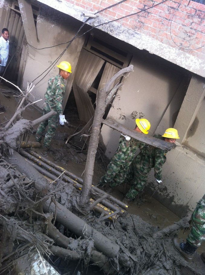Ejército adelanta labores de evacuación, remoción de escombros y reubicación de afectados en Corinto