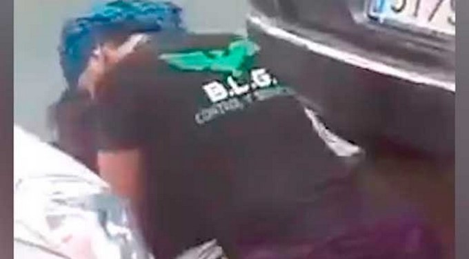 Entre dos autos estacionados ellos aprovecharon el momento para darse amor