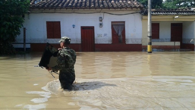 jército asiste a los damnificados en Bolombolo por desbordamiento del río Cauca