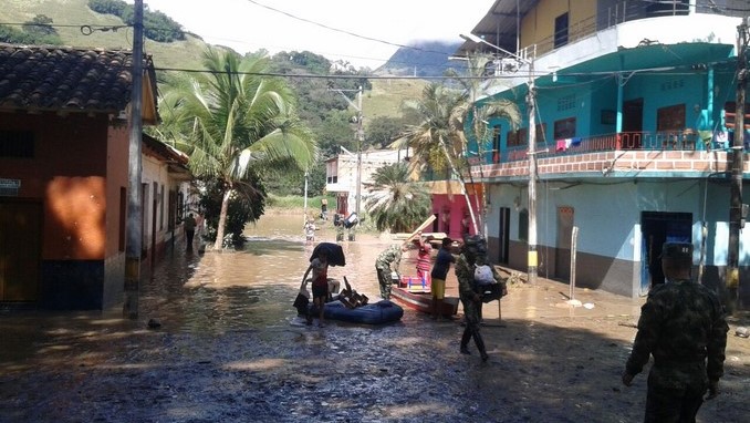 jército asiste a los damnificados en Bolombolo por desbordamiento del río Cauca