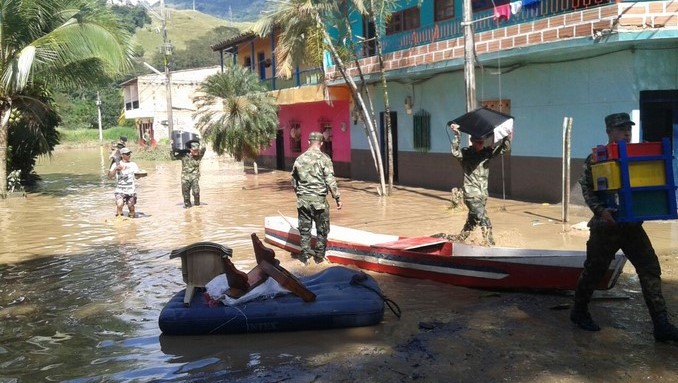 jército asiste a los damnificados en Bolombolo por desbordamiento del río Cauca