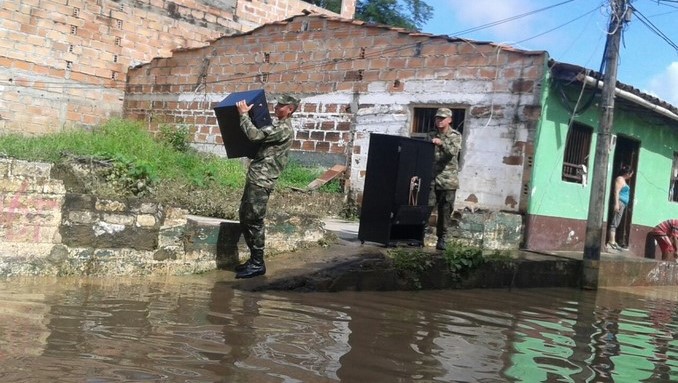 jército asiste a los damnificados en Bolombolo por desbordamiento del río Cauca