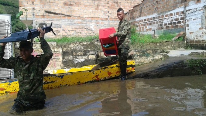 jército asiste a los damnificados en Bolombolo por desbordamiento del río Cauca