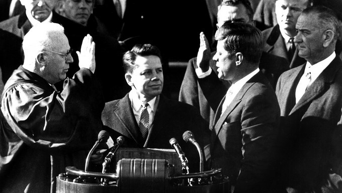 John F. Kennedy (2º d) jura su cargo como presidente número 35 de los Estados Unidos, ante el juez Earl Warren. EFE/Archivo