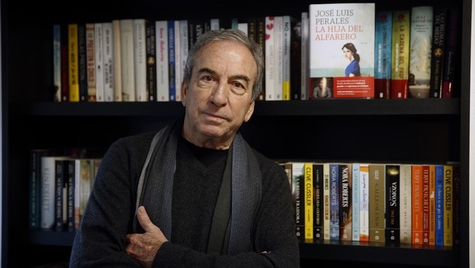 El cantautor y escritor conquense José Luis Perales, durante su charla con Efe sobre su retorno a la narrativa con "La hija del alfarero", esta mañana en Madrid. EFE