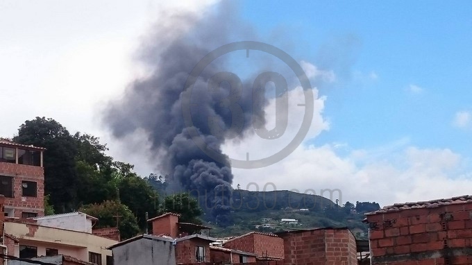 Fotos. Llamas y mucho humo en un sector de la autopista Medellín-Bogotá