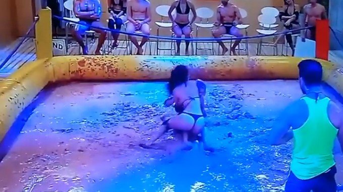 Pelea de mujeres de 'Protagonistas' en el lodo/ Tomada de Instagram: @juanmartinhr