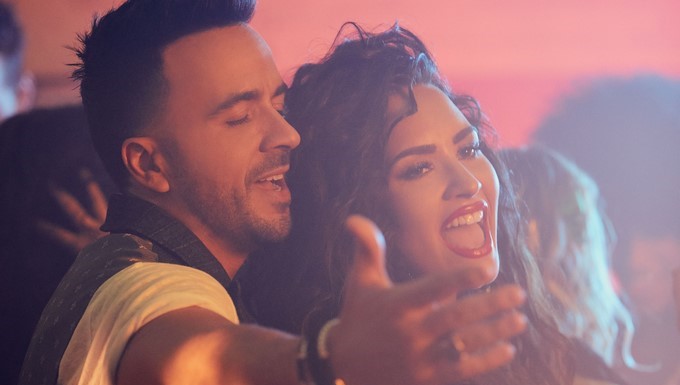 Fotografía promocional cedida del nuevo sencillo de Luis Fonsi con la cantante hispana Demi Lovato, "Échame la culpa", una canción de desamor con la que el cantautor puertorriqueño busca abrir un nuevo capítulo en su carrera tras el gran éxito de "Despacito", que le dio este jueves cuatro Grammy Latinos. EFE/Carlos Pérez/Elastic People/SOLO USO EDITORIAL/NO VENTAS