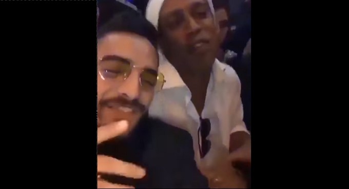 Maluma y Ronaldinho/ Tomada de Youtube: TE AMAMOS MALUMA.
