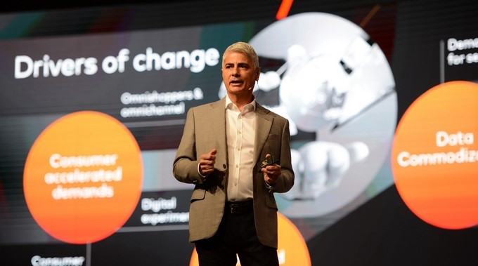 Fotografía cedida por MasterCard donde aparece el presidente para América Latina y el Caribe de MasterCard, Gilberto Caldart, hablando durante la inauguración del foro Mastercad Innovation hoy, martes 28 de noviembre de 2017, en Miami (EE.UU.). EFE/MasterCard/SOLO USO EDITORIAL/NO VENTA