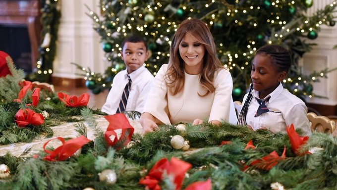 La primera dama de EE.UU., Melania Trump (c), participa en un taller de manualidades con un grupo de niños de la base aérea de Andrews, durante la jornada de presentación de la decoración navideña de la Casa Blanca. EFE