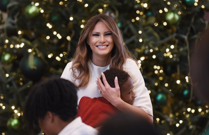 La primera dama de EE.UU., Melania Trump (c), participa en un taller de manualidades con un grupo de niños de la base aérea de Andrews, durante la jornada de presentación de la decoración navideña de la Casa Blanca. EFE