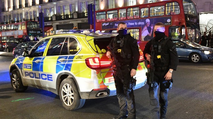 Varios policías vigilan la zona próxima a la estación de metro de Oxford Circus, en el centro de Londres (Reino Unido) hoy, 24 de noviembre de 2017. EFE