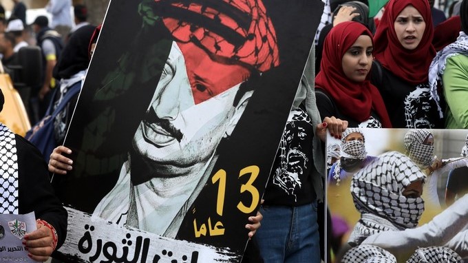 Palestinos participaban este jueves, 9 de noviembre, en una manifestación por el 13º aniversario de la muerte del líder palestino Yaser Arafat en la ciudad cisjordana de Ramala. EFE