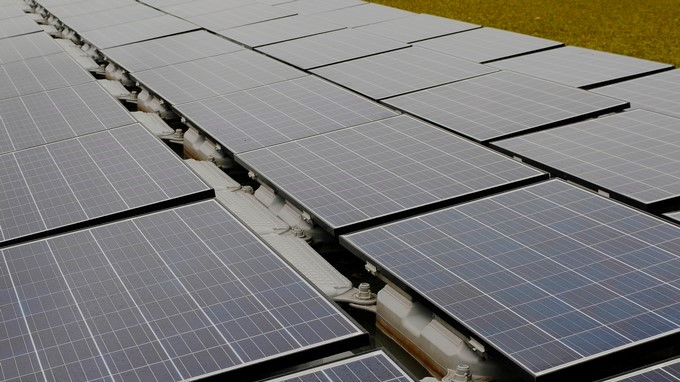 Registro de una red de paneles solares flotantes que forman parte de un proyecto piloto de la Autoridad del Canal de Panamá, en las aguas de uno de los lagos. EFE