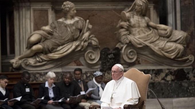 El papa critica la hipocresía de negar las masacres de niños y mujeres en la guerra