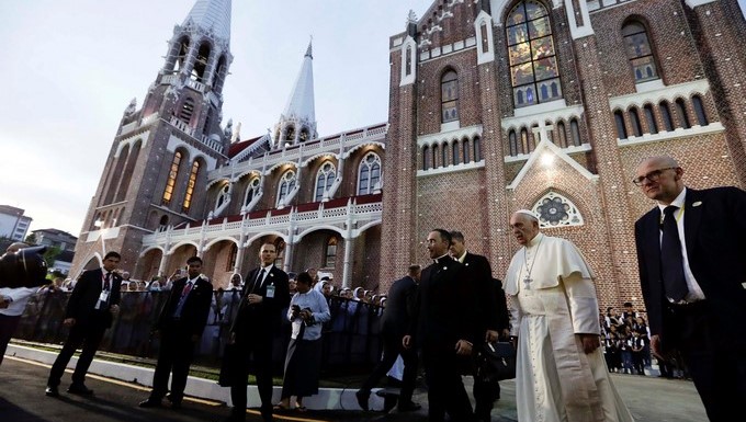 Vaticano: La gira del papa “no se concibió para centrarse en los refugiados”