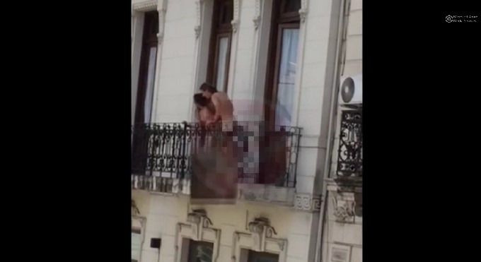 Vídeo. Tarde se dieron cuenta que los estaban grabando mientra tenían sexo