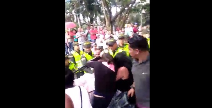 EN VIDEO: "Agarrados" terminaron policías y venteros en el Parque Berrío 1 parque berrio