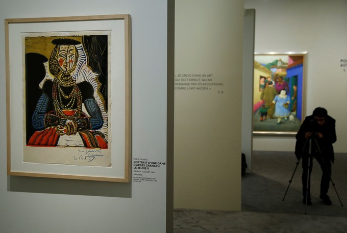 Un periodista fotografía la exposición del artista colombiano Fernando Botero en el Hotel Caumont en Aix en Provence (Francia) hoy. EFE