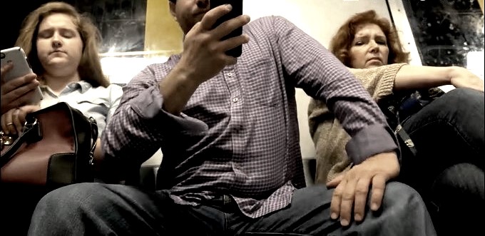 Hombre sentado con las piernas muy abiertas en el transporte público, "manspreading"/ Captura tomada de Youtube: Brut