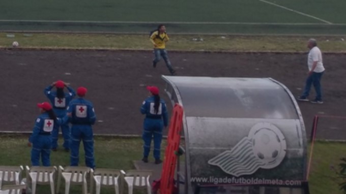 ¡Cuchillo en mano! Hinchas del Quindío invadieron terreno de juego cuando perdían 4-0 1 quind%C3%ADo2 Copiar