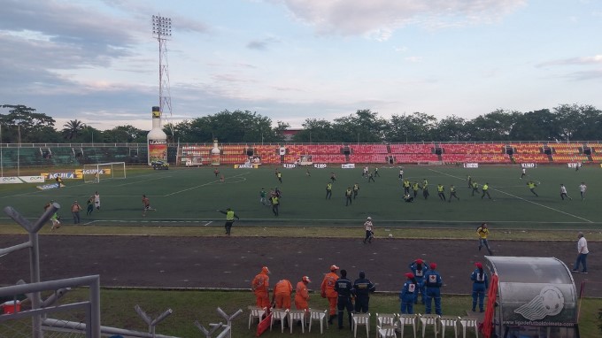 ¡Cuchillo en mano! Hinchas del Quindío invadieron terreno de juego cuando perdían 4-0 2 quindio1 Copiar