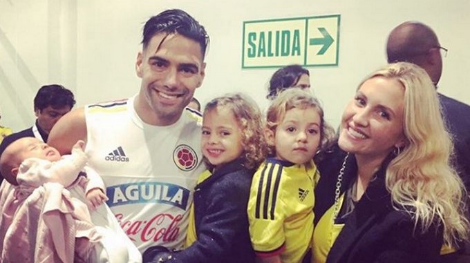Radamel Falca, Lorelei Tarón y sus tres hijas/ Tomada de Instagram: @loreleitaron