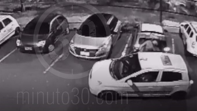 EN VIDEO: Llegaron en un taxi y se robaron lo que había en un carro 1 robo