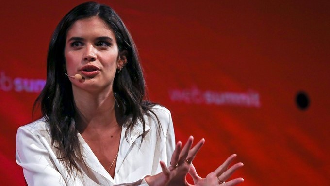 La supermodelo portuguesa Sara Sampaio pronuncia un discurso durante la última jornada de la Web Summit celebrada en Lisboa (Portugal). EFE