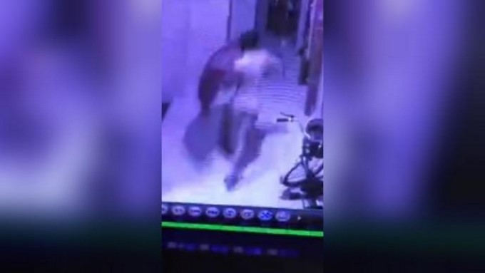 Vídeo 18+. Tomó el ascensor pero no pensaba lo grotesco que encontraría ante sus ojos