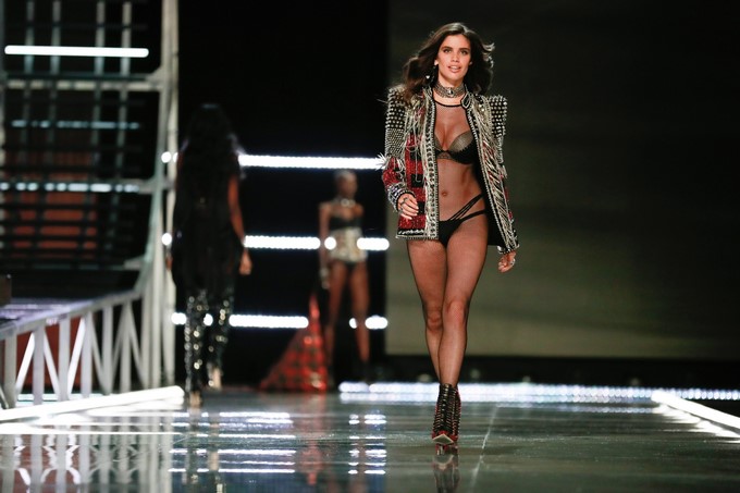 La modelo portuguesa Sara Sampaio presenta una creación de Victoria's Secret durante el desfile anual de la marca en Shanghái (China). EFE