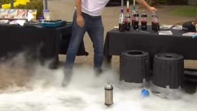 EN VIDEO: Intentó un experimento con Coca-Cola y mira lo que sucedió