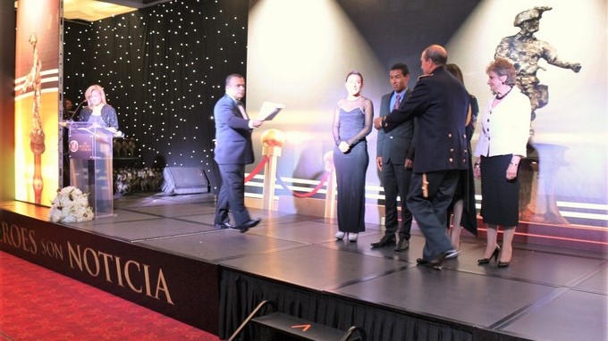 Premian a dos adolescentes del ICBF con beca educativa para estudiar como suboficiales