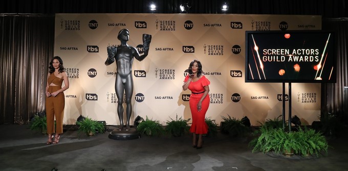 Las actrices estadounidenses Olivia Munn (i) y Niecy Nash (d) anuncian nominaciones a los premios del Sindicato de Actores en el Centro Pacific Design en Hollywood (Estados Unidos). EFE