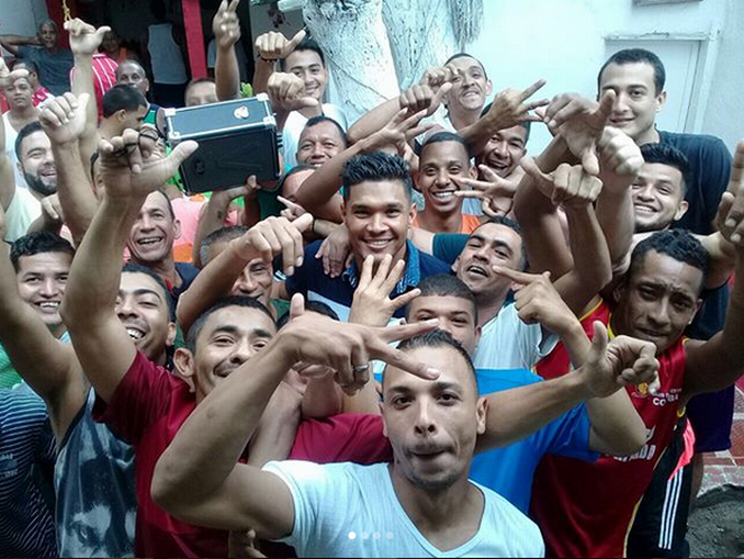 Video: 'Teo' visitó reclusos y hasta un partido se jugó con ellos 2 Teofilo Gutierrez reclusos Copiar