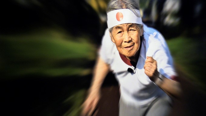 Fotografía de la exposición "Juguemos" de la fotógrafa japonesa Kimiko Nishimoto, de 89 años, en la galería Epson Epsite de Tokio. EFE