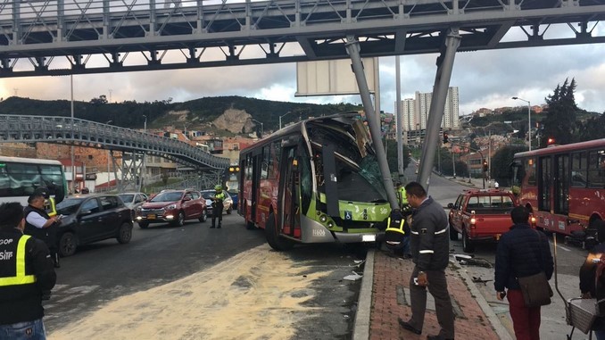 Bus dual del Transmilenio chocó contra puente peatonal. No llevaba pasajeros