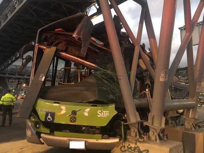 Bus dual del Transmilenio chocó contra puente peatonal. No llevaba pasajeros