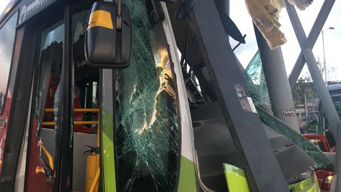 Bus dual del Transmilenio chocó contra puente peatonal. No llevaba pasajeros